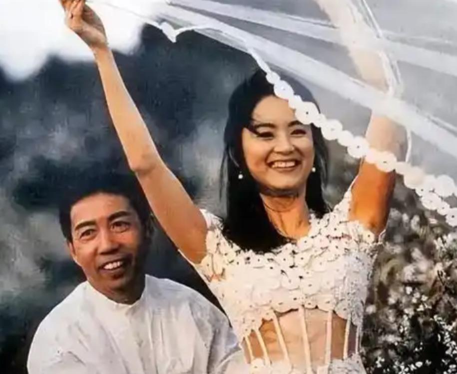 四十岁那年，她嫁给了认识不久的香港商人。1994年6月29日，旧金山一场婚礼，