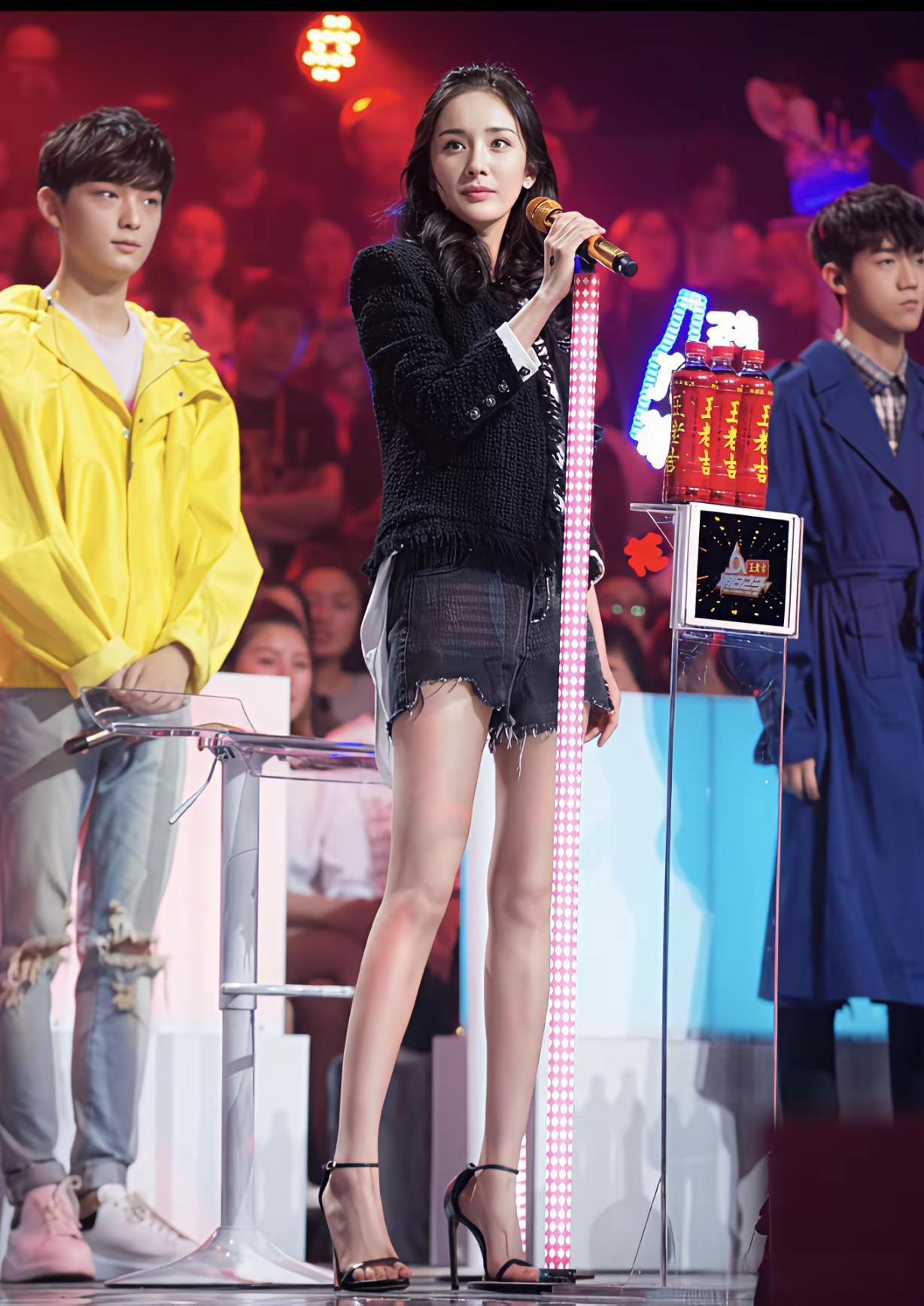 当时看这个节目感觉杨幂累死了，穿高跟鞋站好长时间，后面那个座椅完全就是虚设，到后