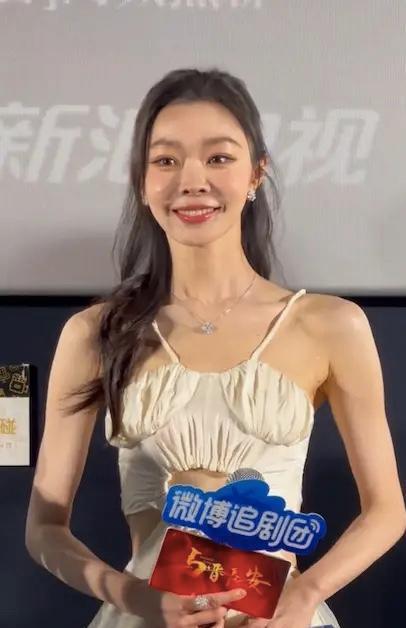 宋轶生图翻车？冷白光下法令纹深到认不出，粉丝路透却美回“于曼丽”！最近新剧宣传照