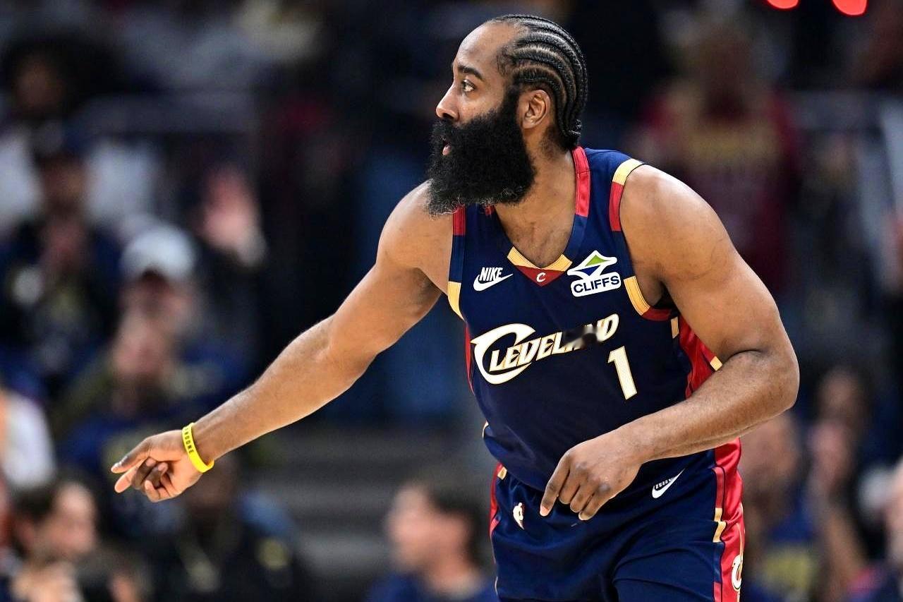 哈登一上场，猛龙队直接叫了暂停！骑士队刚才还落后着10分呢，场上那叫一个