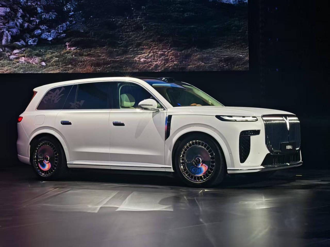 岚图泰山用56年东风造车底蕴+华为顶尖智能科技的双重buff，给出了中国旗舰SU