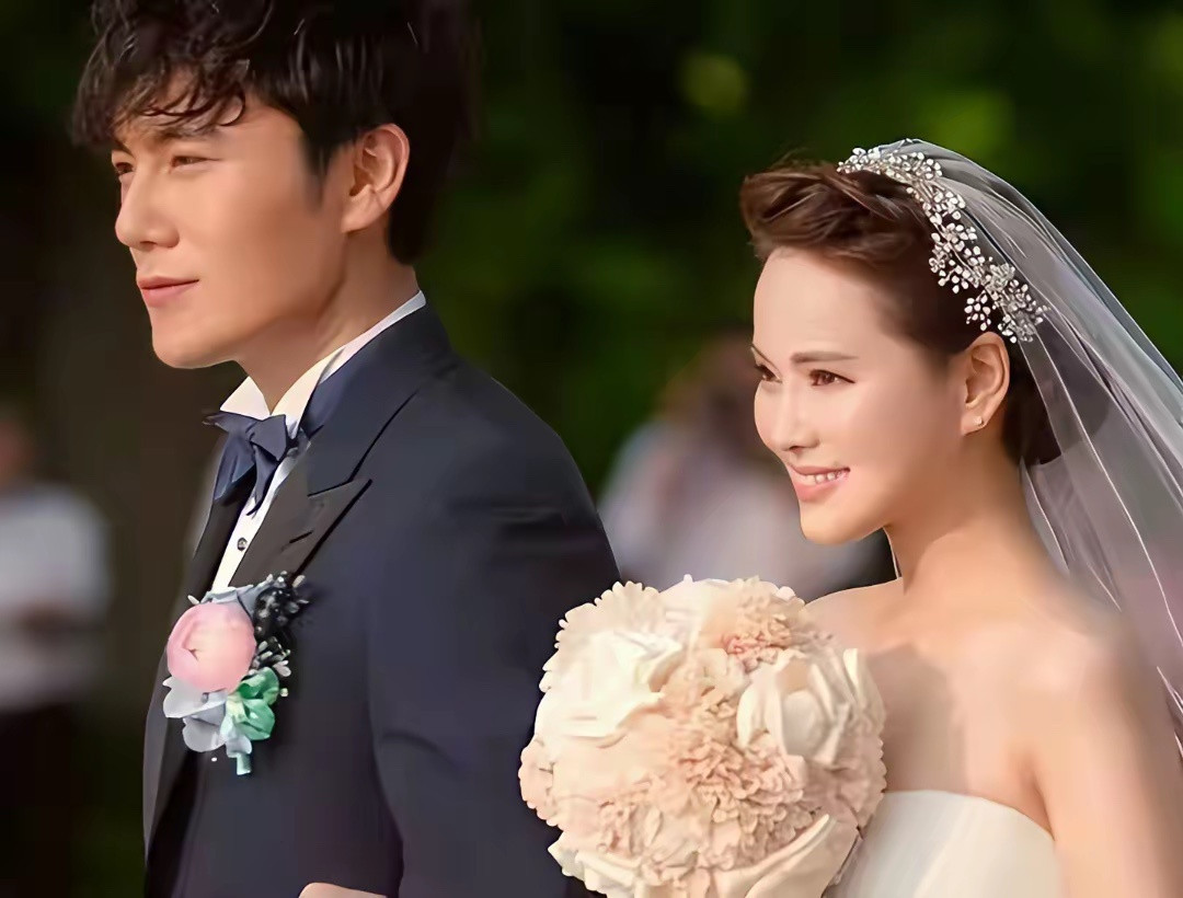 秦昊为了娶到伊能静，能有多夸张？要知道他们俩相差10岁，伊能静在秦昊之前还有个儿