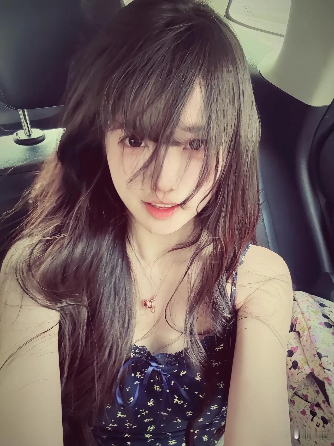 元气少女自拍，车内甜美瞬间💖