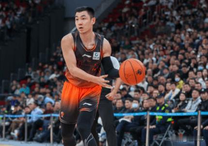 太离谱了！山东队最后落后深圳队3分！高诗岩边线发球！居然发给了篮下了