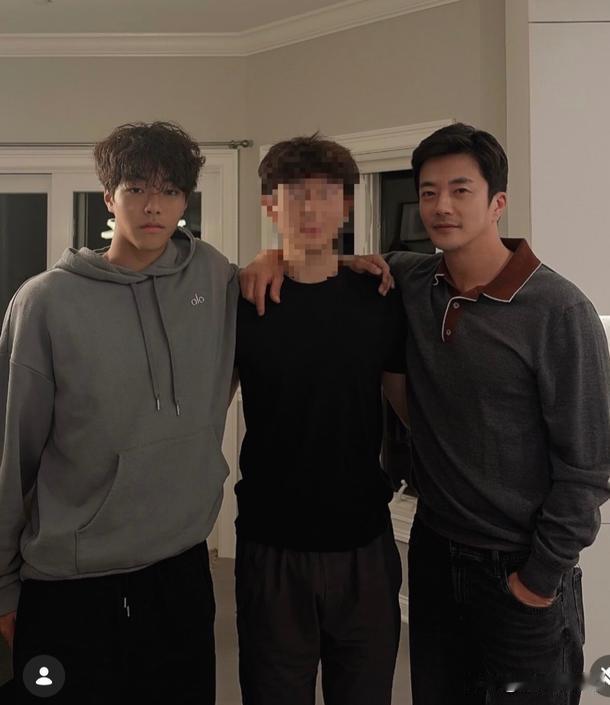 近日，演员权相佑在Instagram上传了照。照片中，权相佑携儿子权禄熙与友人同