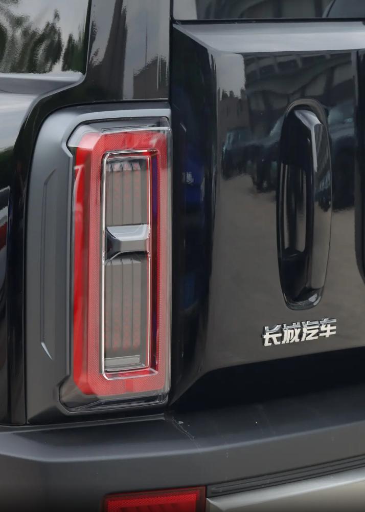 之前喜欢哈弗猛龙PHEV这款车是感觉这款车的造型很帅气，但是在体验过它的空间后，