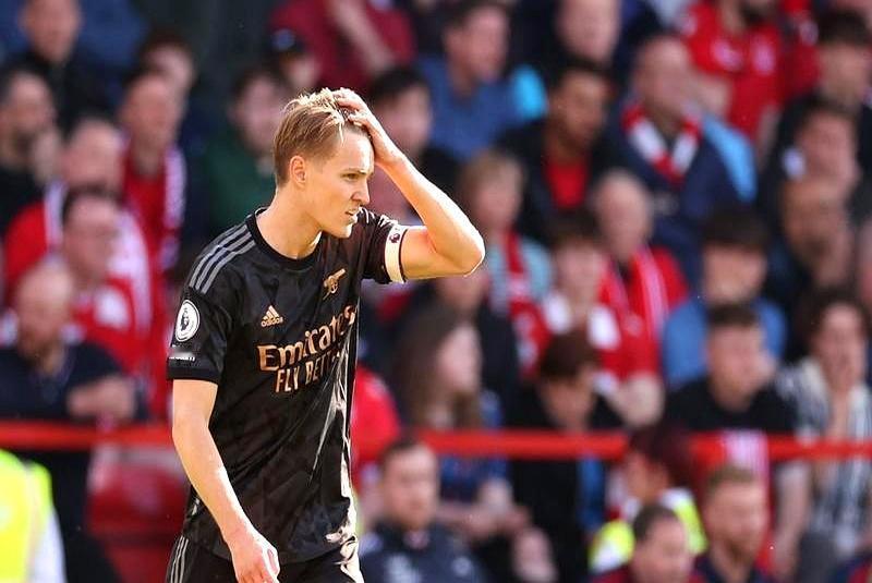 厄德高英超只进1球，评论区炸了：“假队长，卖掉！”手机被骂到发烫。一部分人