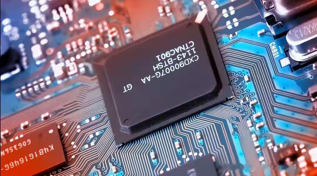 荷兰经济大臣卡雷曼斯突然在X平台官宣：暂停对闻泰科技旗下安世半导体的干预，消息一