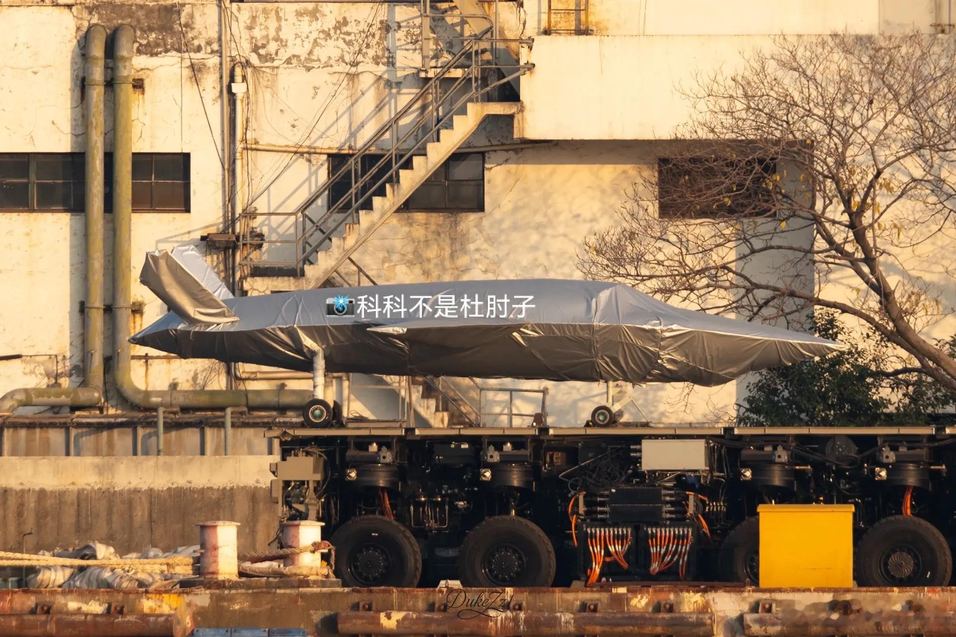 这或许是一款新型舰载无人机的模型，图源📸科科不是杜肘子等。