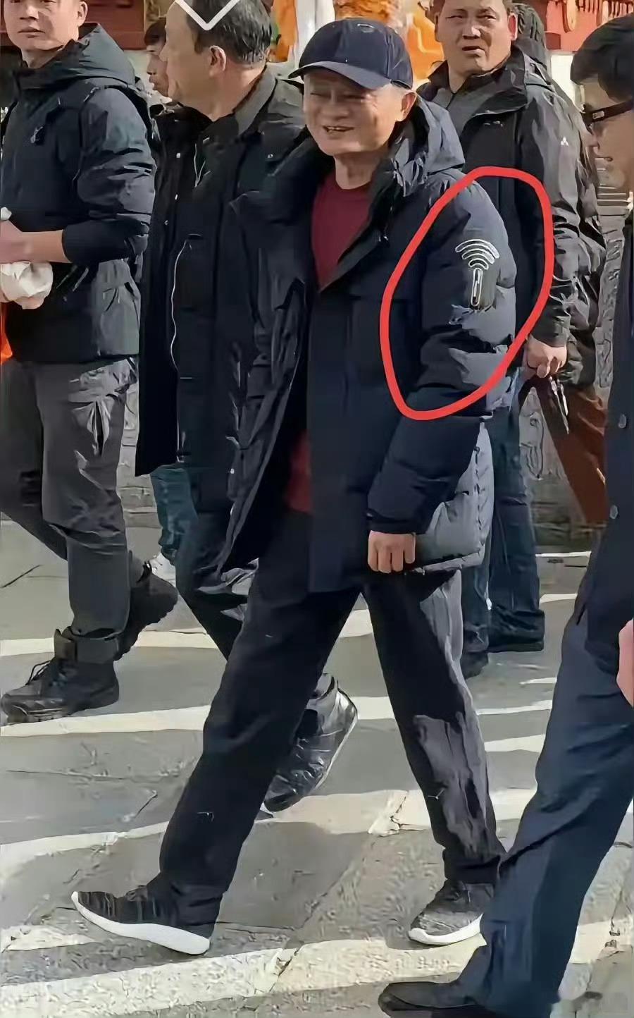 马云穿的这款羽绒服，有人知道是什么牌子吗？看着蛮高科技的，刚用得物、淘宝识别了一