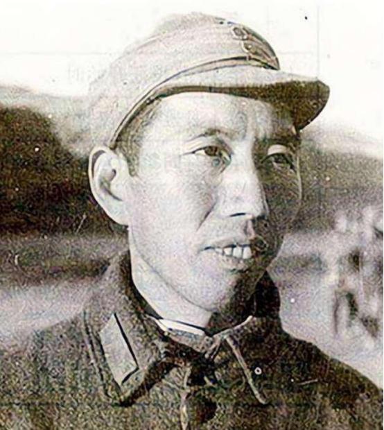 1954年，新疆军区进行干部档案管理，王震在翻阅向多本的档案时，发现他的职务栏还