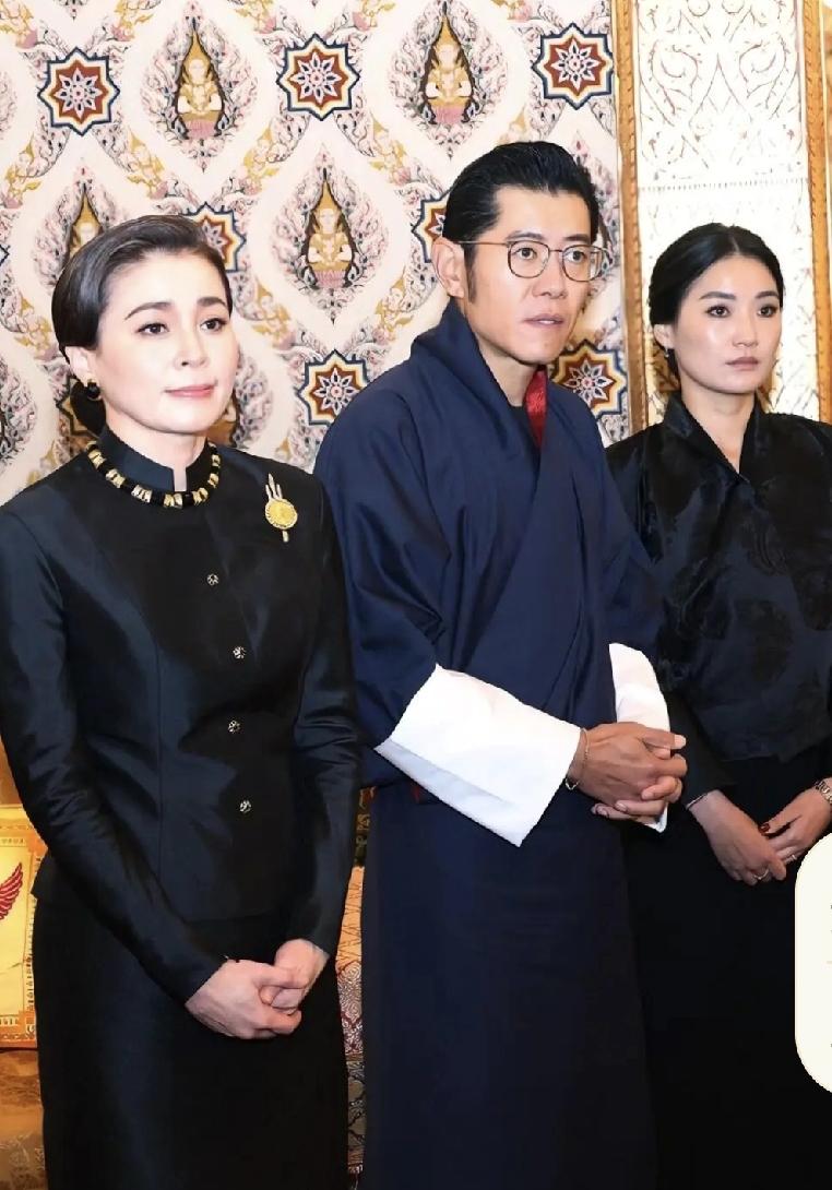 苏提达、佩玛和旺楚克站在一起。虽然旺楚克和苏提达的年龄差不多，但他还是和小自己