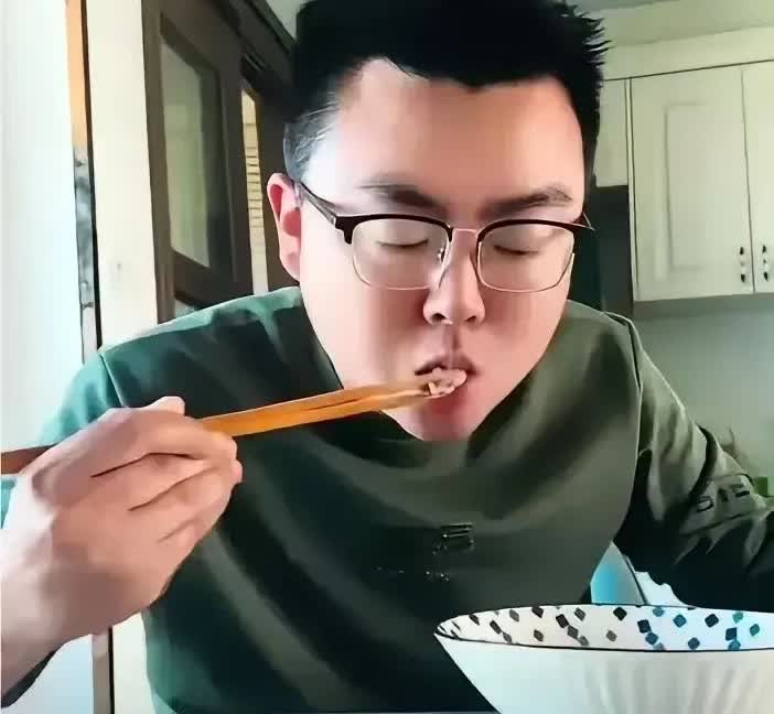 郭威的成长，裹在一层无形的茧里。镜头前他说话轻声细语，不敢看人眼睛。生母许敏