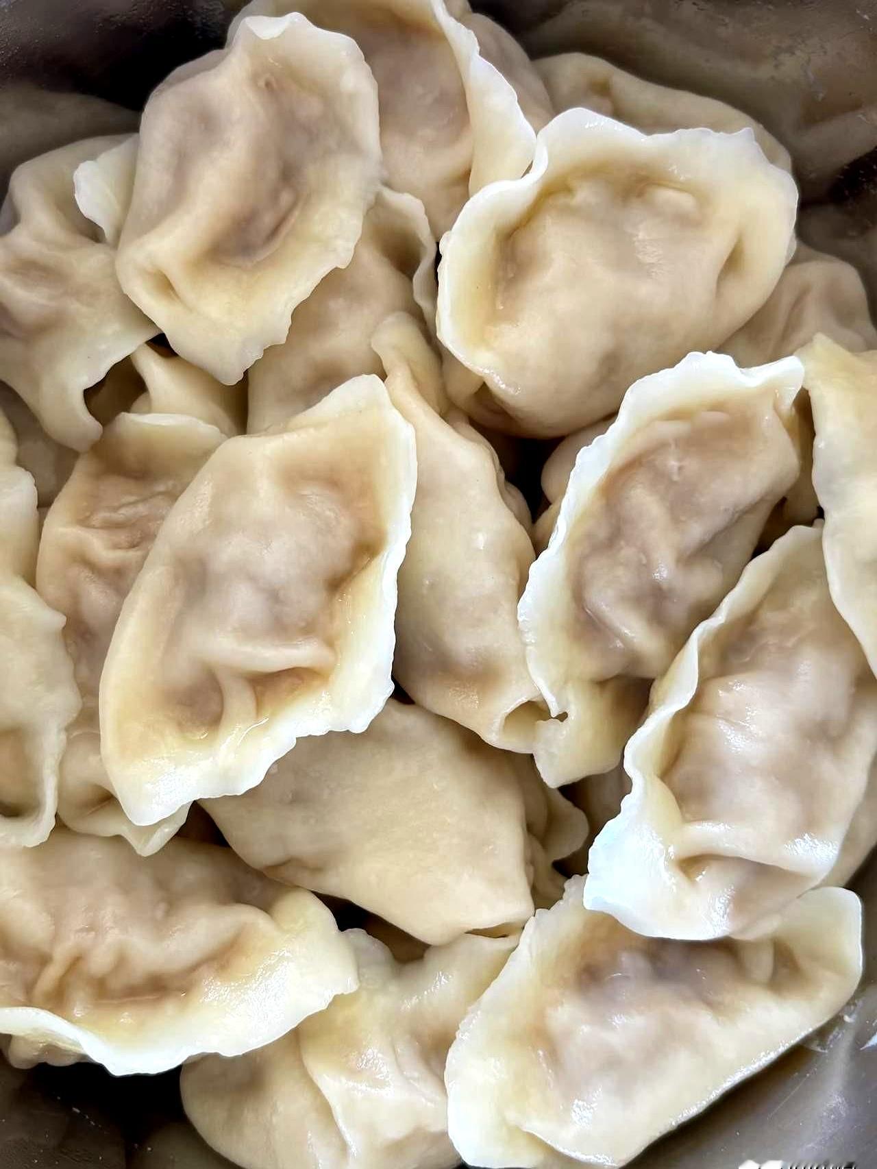 端起面片汤时，汤还滚着泡，第一口下肚就辣着眼眶，眼泪也掉了几滴。不是争吵，是在
