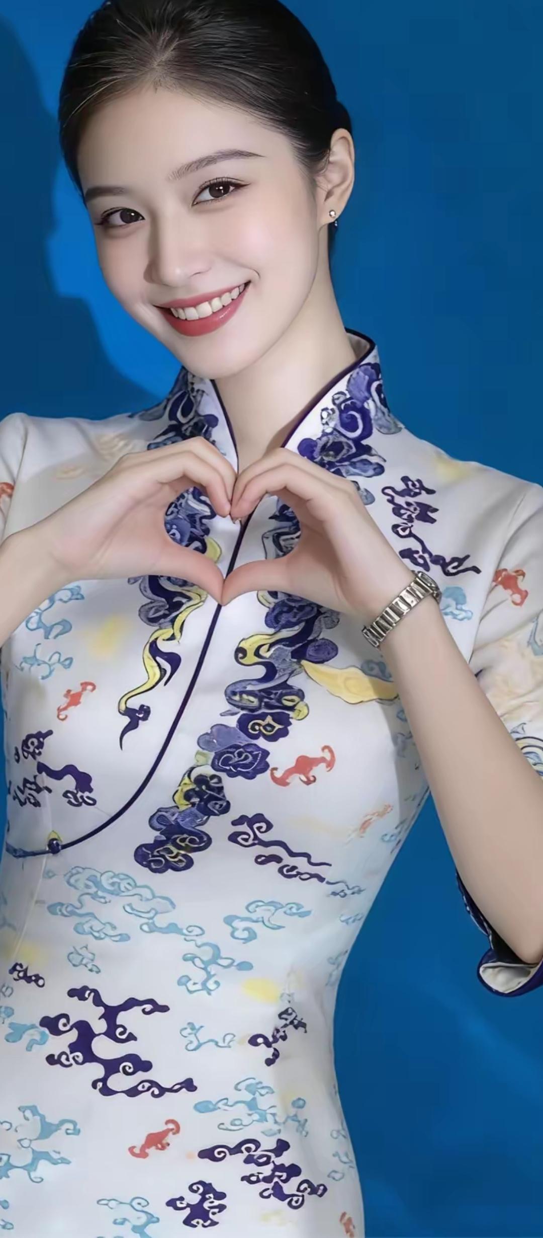 甜美笑容，心心相印，传统旗袍的优雅与现代的甜美结合，尽显东方韵味。