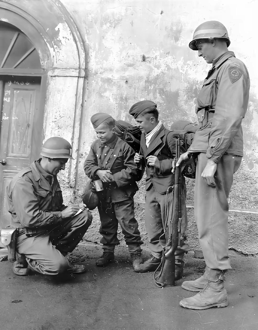 1945年5月在奥地利，那张经典的两名美军与德军娃娃兵的照片让人感慨万千。这俩娃