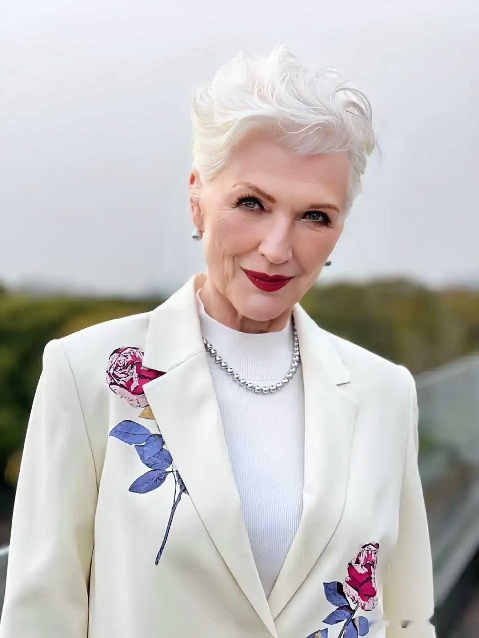 创作训练营开营啦下面照片是世界首富马斯克的母亲，今年76岁，她的名字是梅耶·马斯