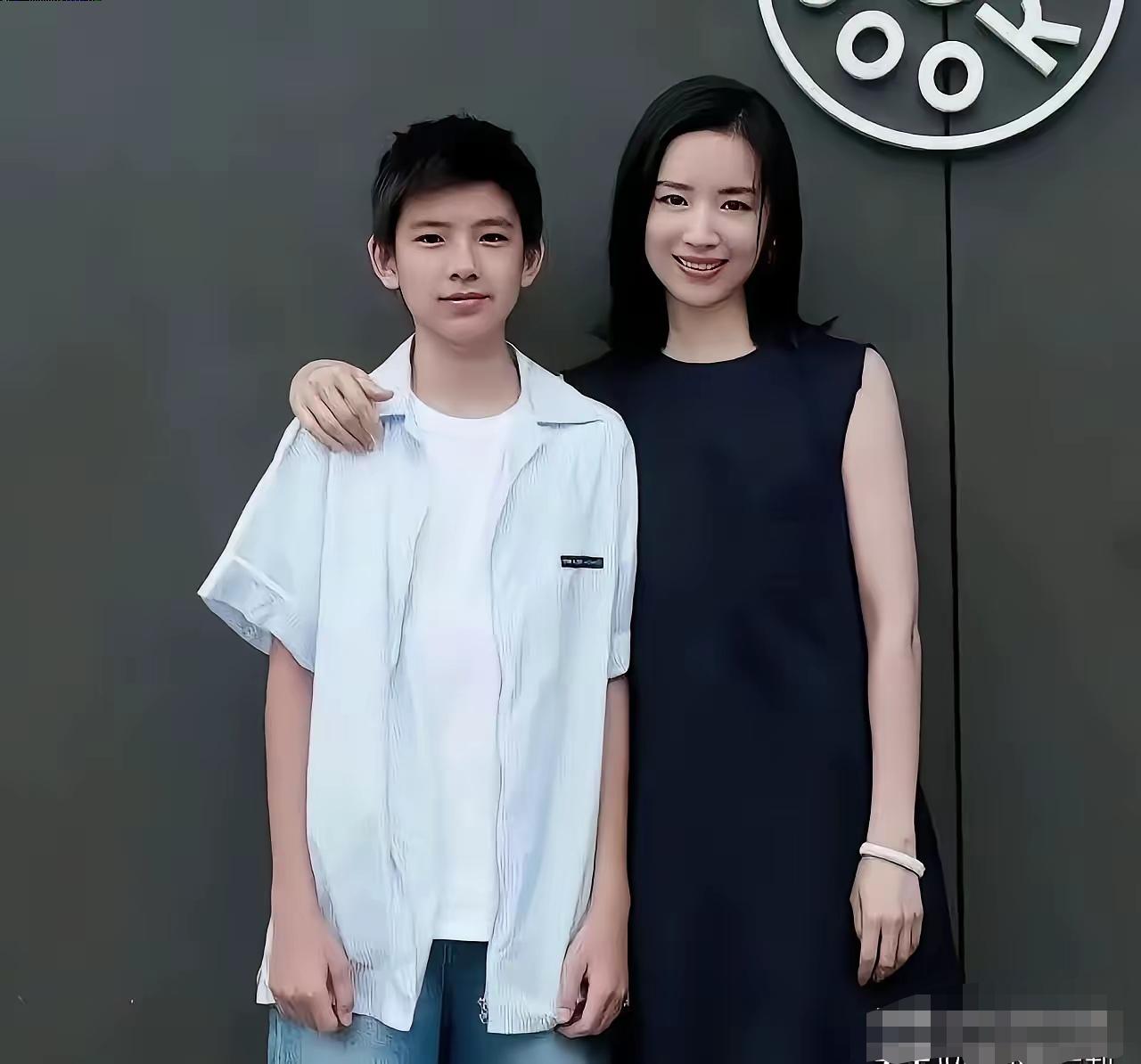 打开门的瞬间，潘粤明愣住了。门口站着个一米八的大男孩，眉眼像极了年轻时的自