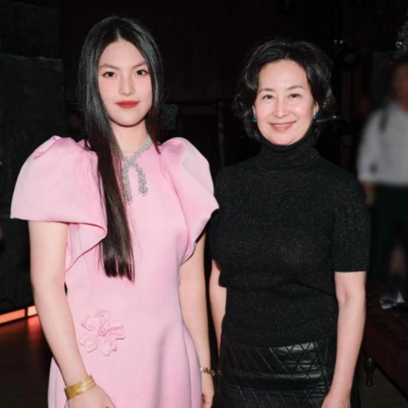 爱女”成“花瓶？这回，李湘真玩大了，王诗龄无辜受累李湘带娃闯商界论坛引争议？