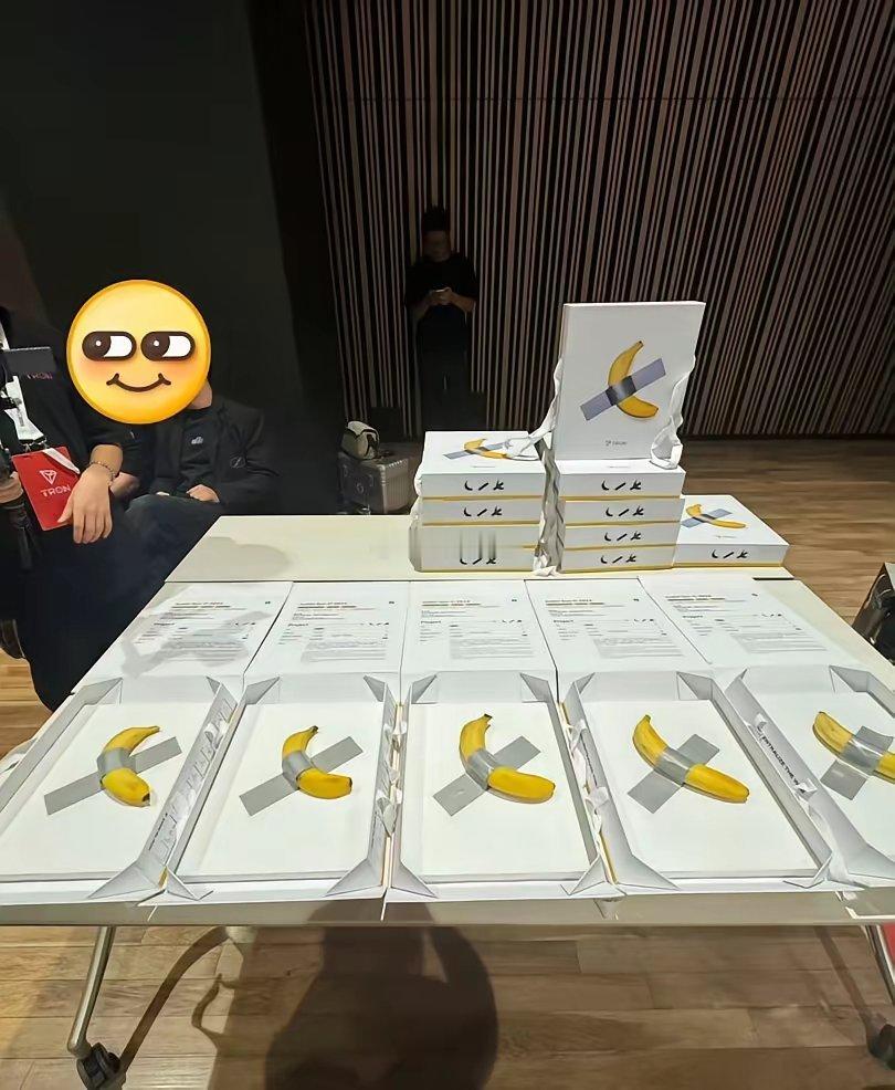 孙宇晨当年花620万美金拍下的香蕉，当场就吃了​​​