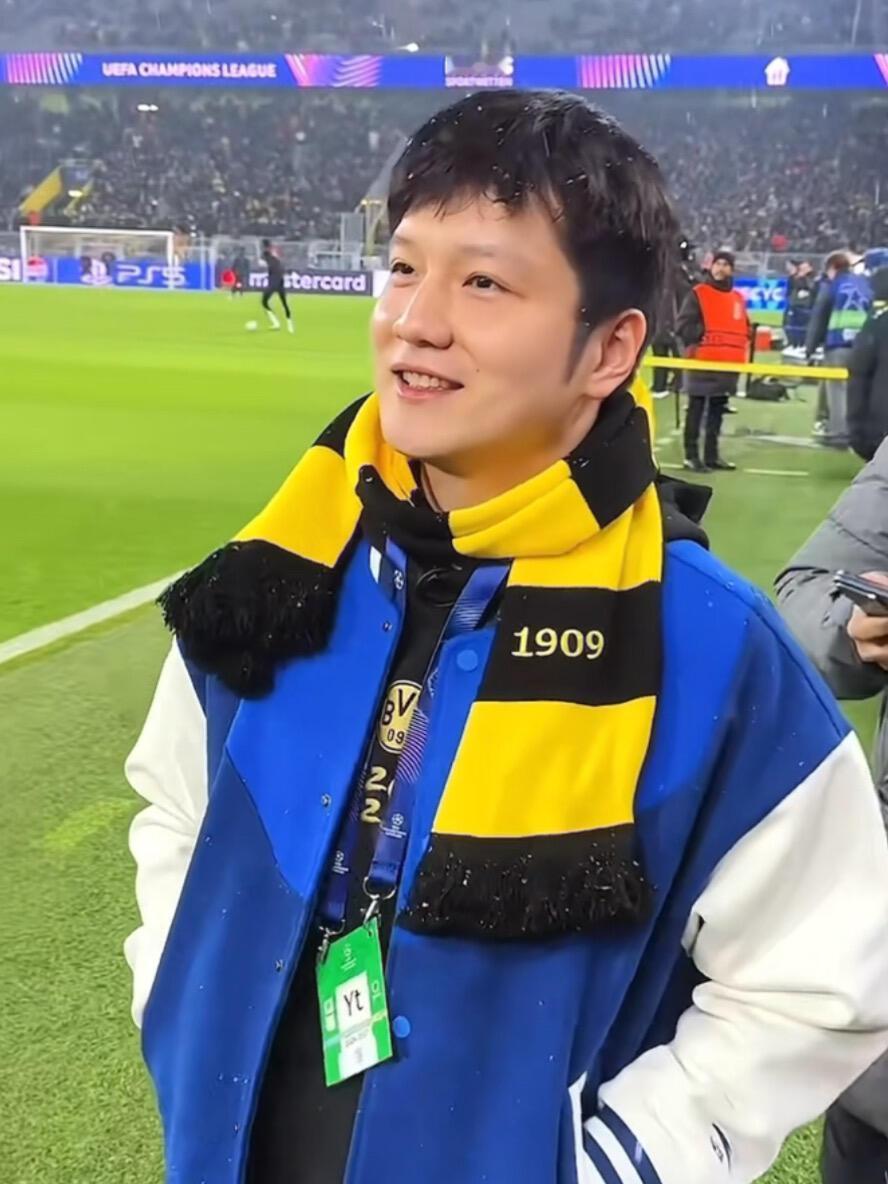 好浪漫，情人节给樊振东的特别爱意！足球赛场真的太震撼了，这是大男孩更像是老总的