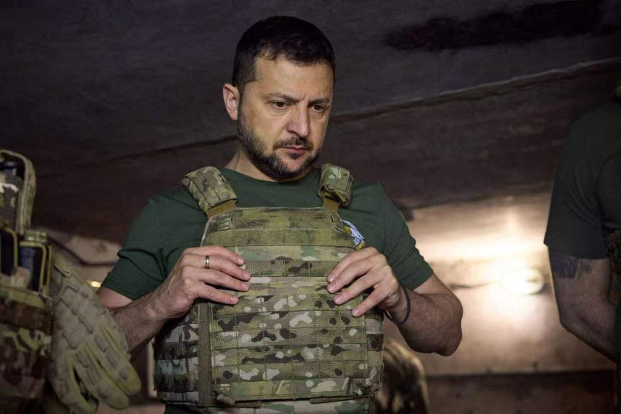 泽连斯基说不能让出顿巴斯，因为那意味着要放弃在那片土地上生活的乌克兰人。对此，我