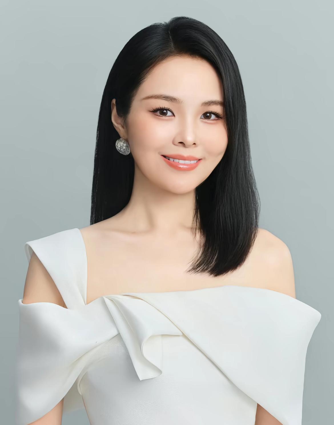 龚爽追悼会时间正式“敲定”，遗照曝光。老公何嘉炜透露具体的场地和时间，李维康、