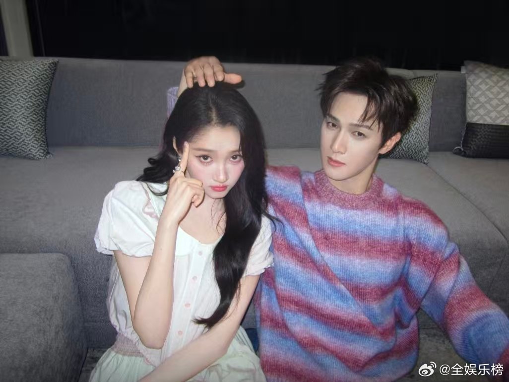 李昀锐把关晓彤举起来了李昀锐男友力好六也太会抓看点了吧，看到抱起的瞬间瞬间心