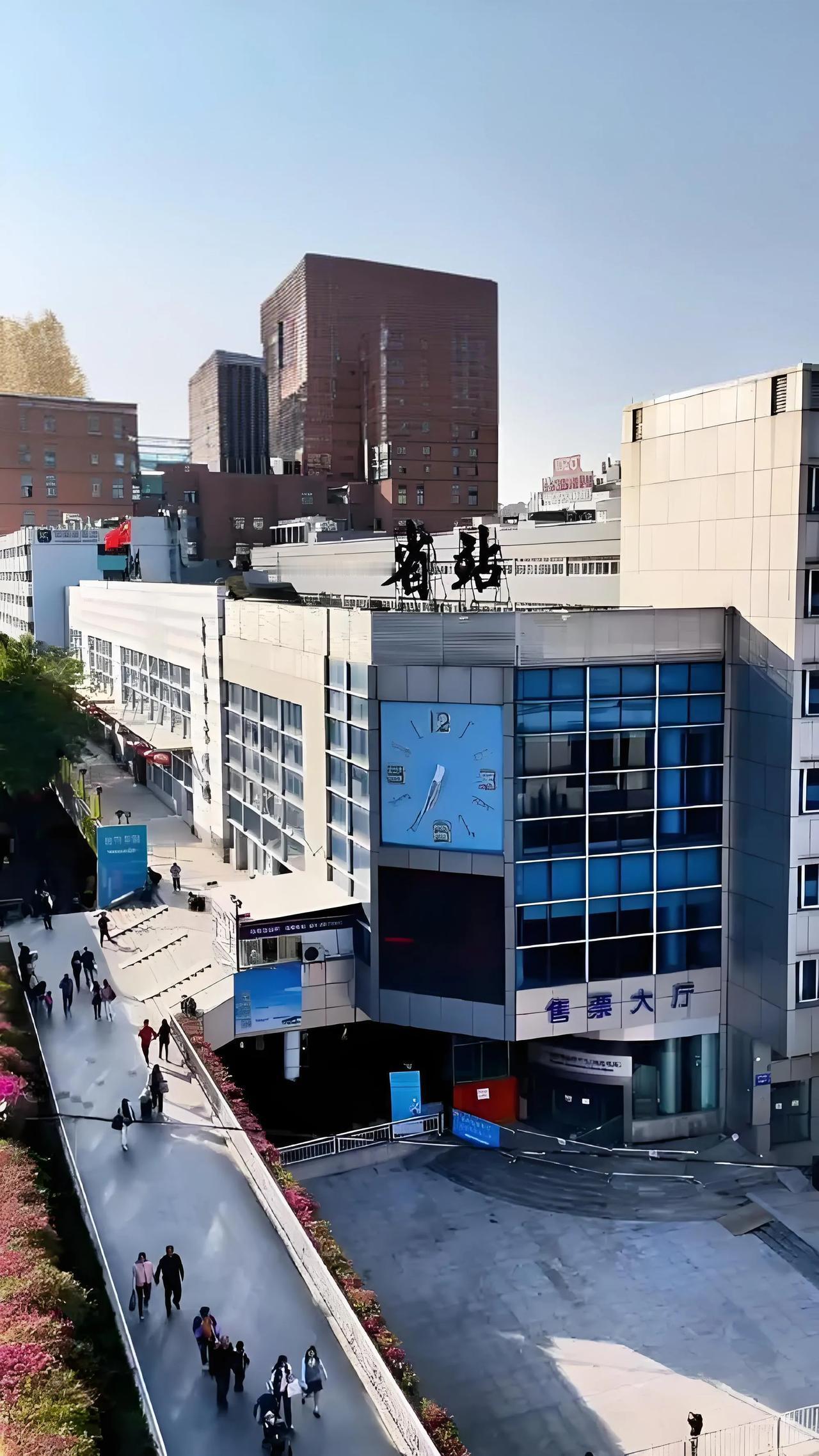 从九十年代到二零一五年，广州市内最为辉煌的长途汽车客运站包括：省站、市站、流花站