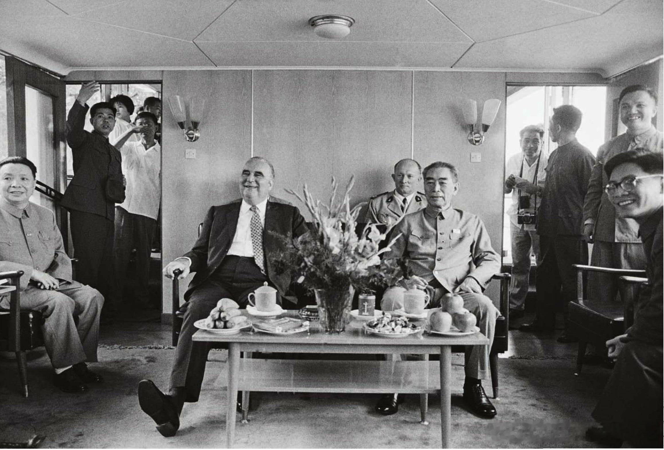 1973年9月16日法国总统蓬皮杜与周恩来荡舟在西湖之上，面对法国摄影师Henr