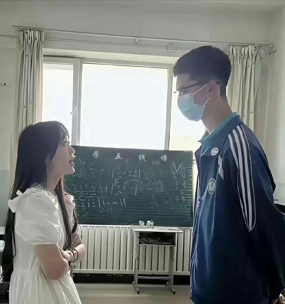 突然理解学校为啥让穿校服了