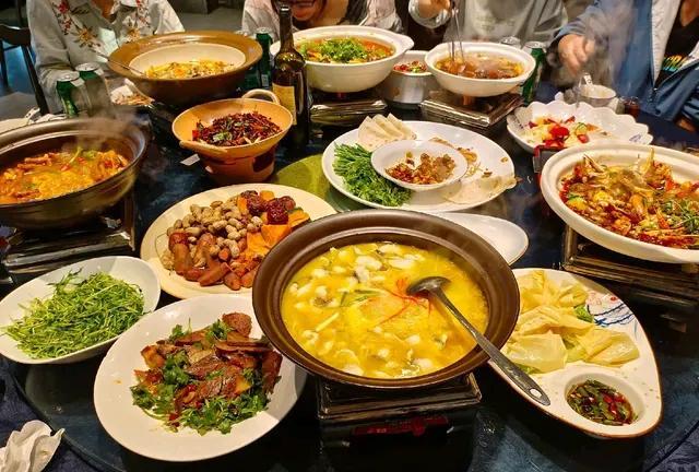 关于吃饭聚餐，其实没必要风声鹤唳，把握几个原则就高枕无忧1、自费请客，2