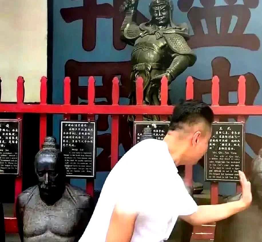 张伯鑫抽王氏嘴巴事件后续来了！张伯鑫爱人与婆婆马贵荣互撕，影射德云社董事长王