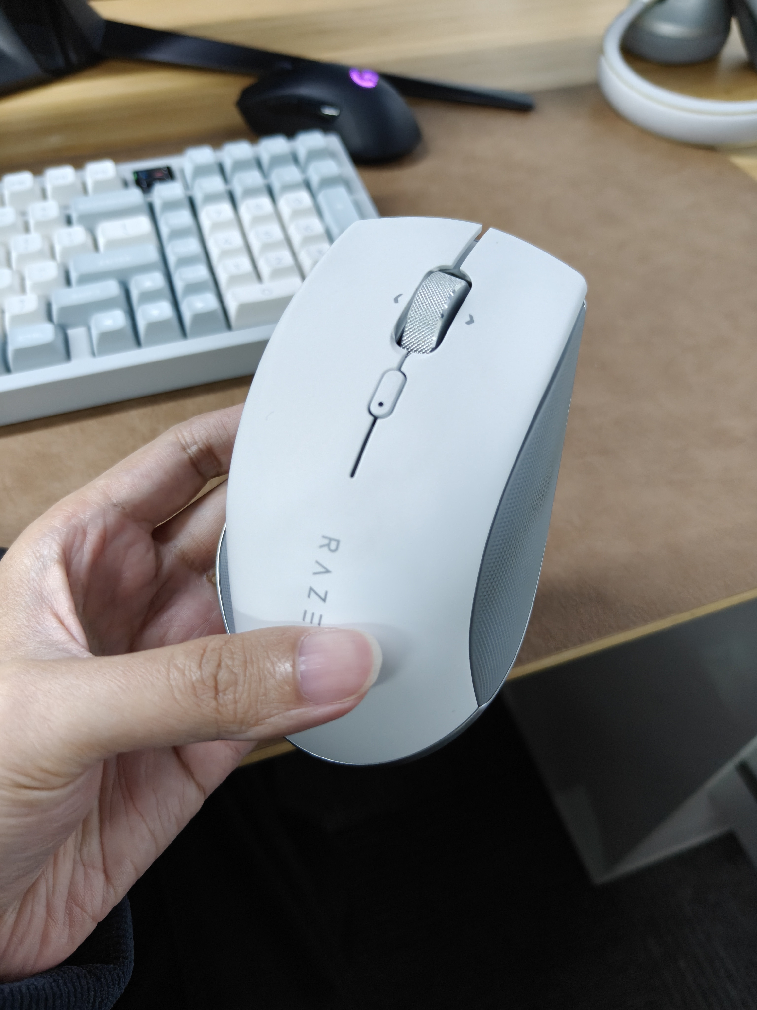 原装数据线弄丢了，为了给雷蛇鼠标充电，逼到我削个数据线。