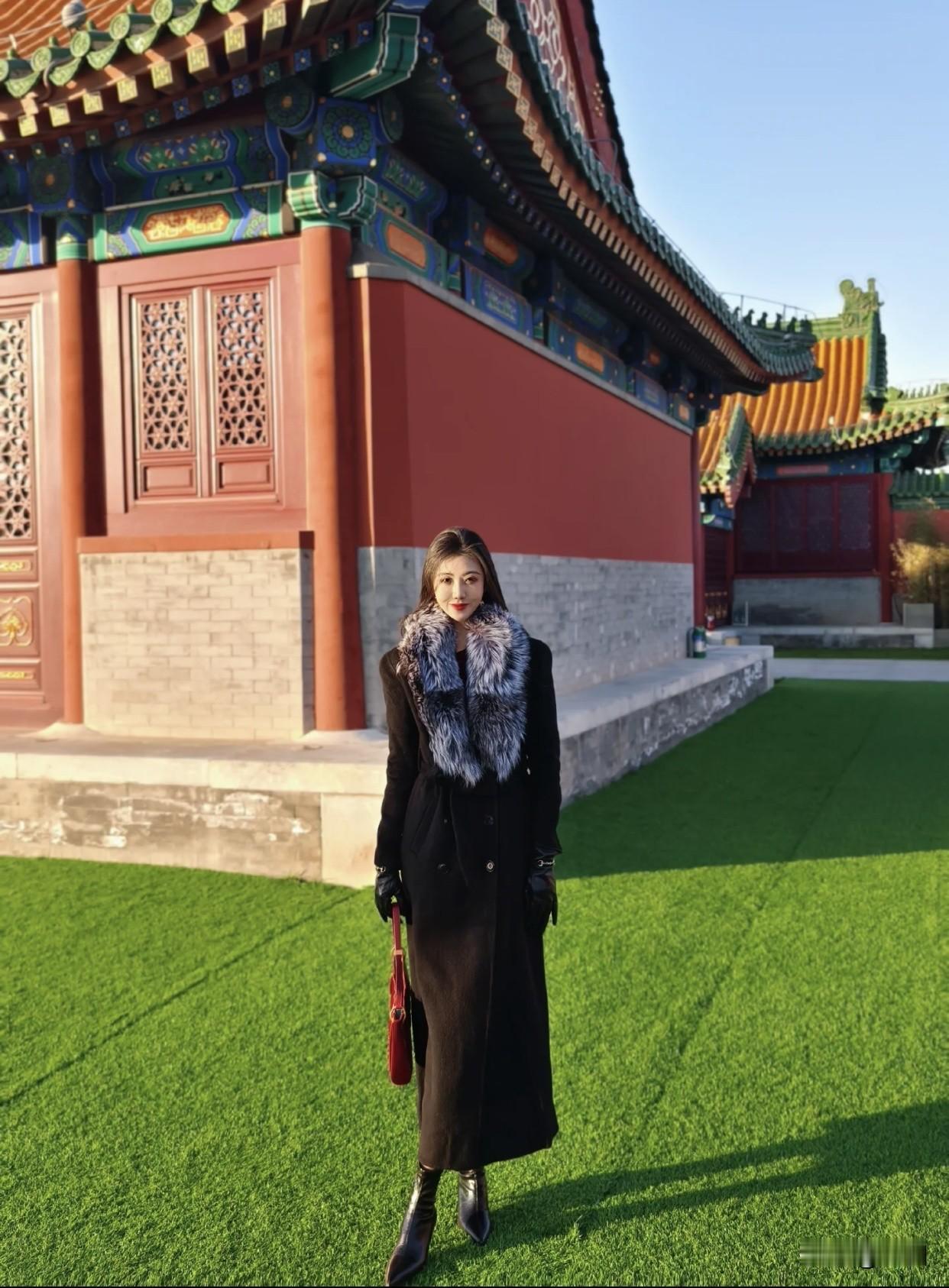 女人怎样穿搭，更显气质冬日穿搭指南：黑大衣+红手袋，打卡故宫红墙绿瓦