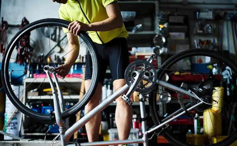骑车通勤最怕啥？除了下雨，就是链条突然掉链子弄一手油！最近圈里有个大神直接把