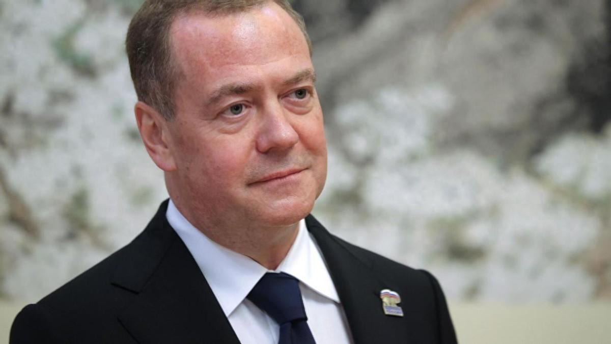 地狱笑话，俄方不准泽连斯基签投降书：希特勒当年就没有签俄罗斯联邦安全会议副主