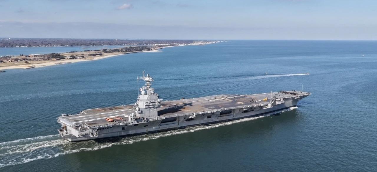 福特级航母二号舰“肯尼迪”号在2026年1月28日进行了首次依靠自主动力驶离纽波