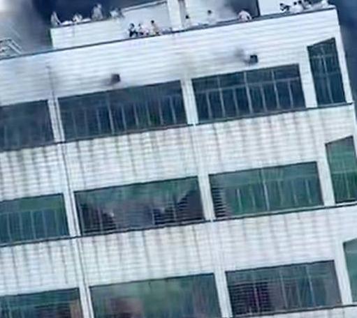 这事我挺纳闷，时间发生在中午12点04分，按说这个时间点是员工吃午饭的时间，员工
