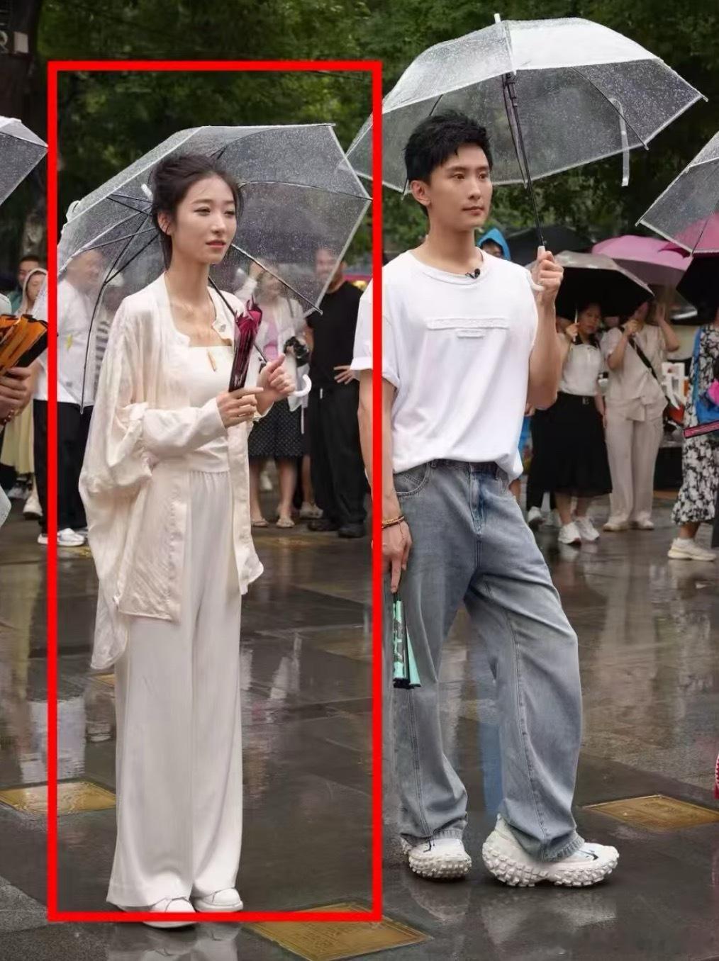 她就是短国一姐啊，现实中还是太瘦了，显得头大​​​