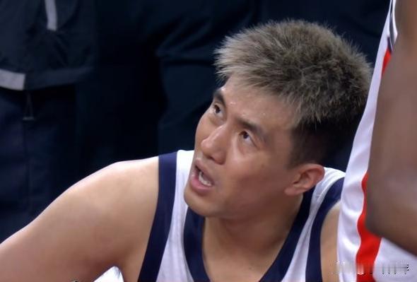 郭艾伦也是对队友这波操作也是无奈了，明明就最后22秒，龙狮还落后4分，郭艾伦硬