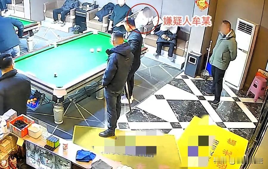 四川泸州，女子陪丈夫打台球，见一男子把外套扔沙发上，掉出一沓现金，女子趁其不注意