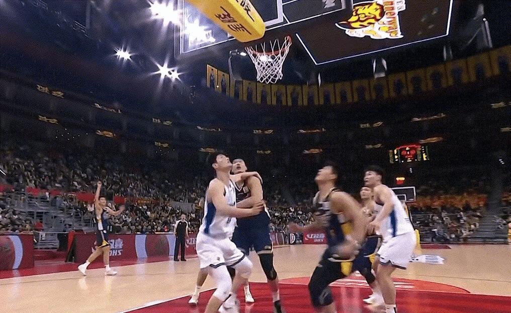 徐杰配得上这四个“称号”第一、徐中锋，1.78的身高，每场比赛基