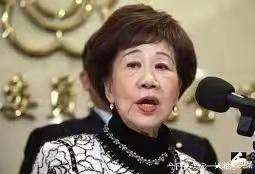 吕秀莲在中天节目上狠狠给“台独”补了一刀，这波操作直接让网友看呆了。她拿着《远