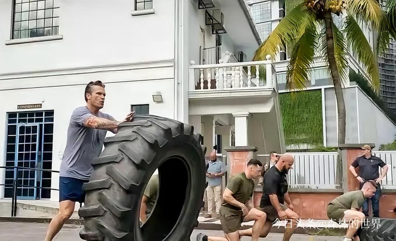 美国战争部部长赫格塞斯10月30日在吉隆坡，直接撸起袖子跟驻当地美军战士一起晨训