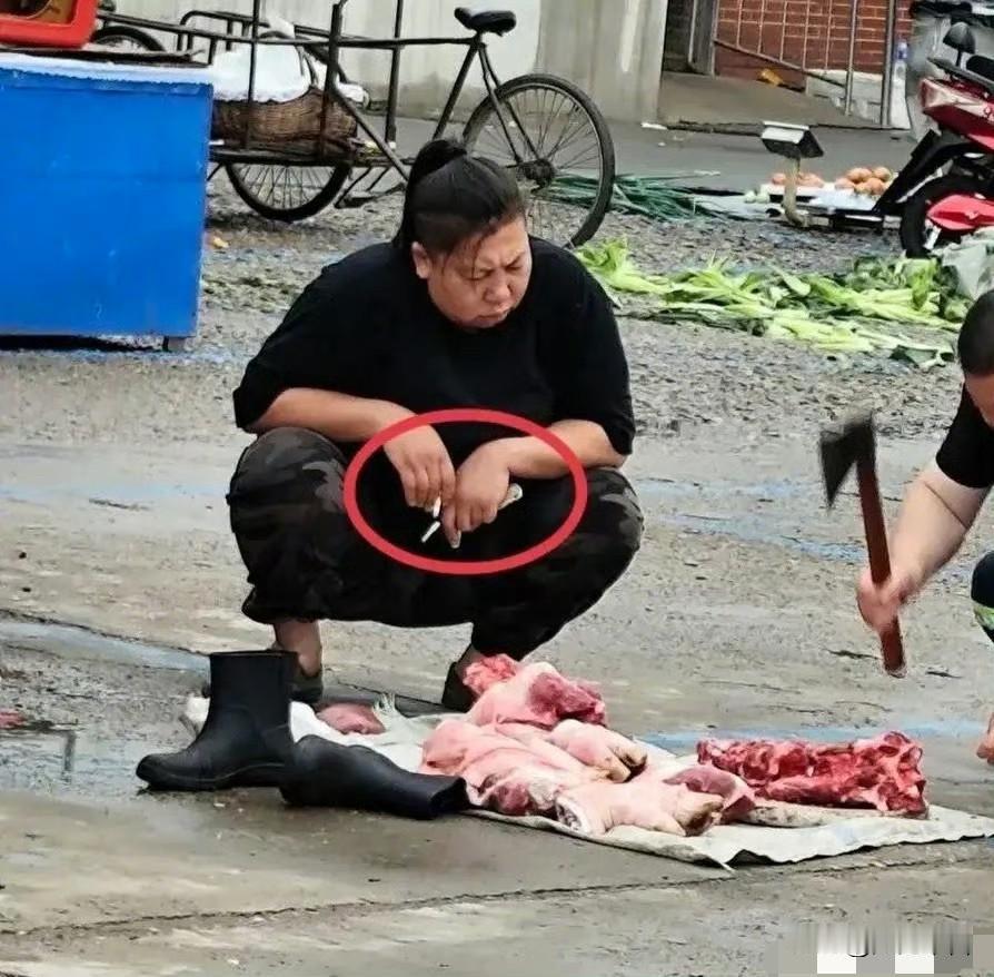 大家还记得东北雨姐吗？自从她卖假粉条事情曝光后就销声匿迹了，但最近有人拍到了她在