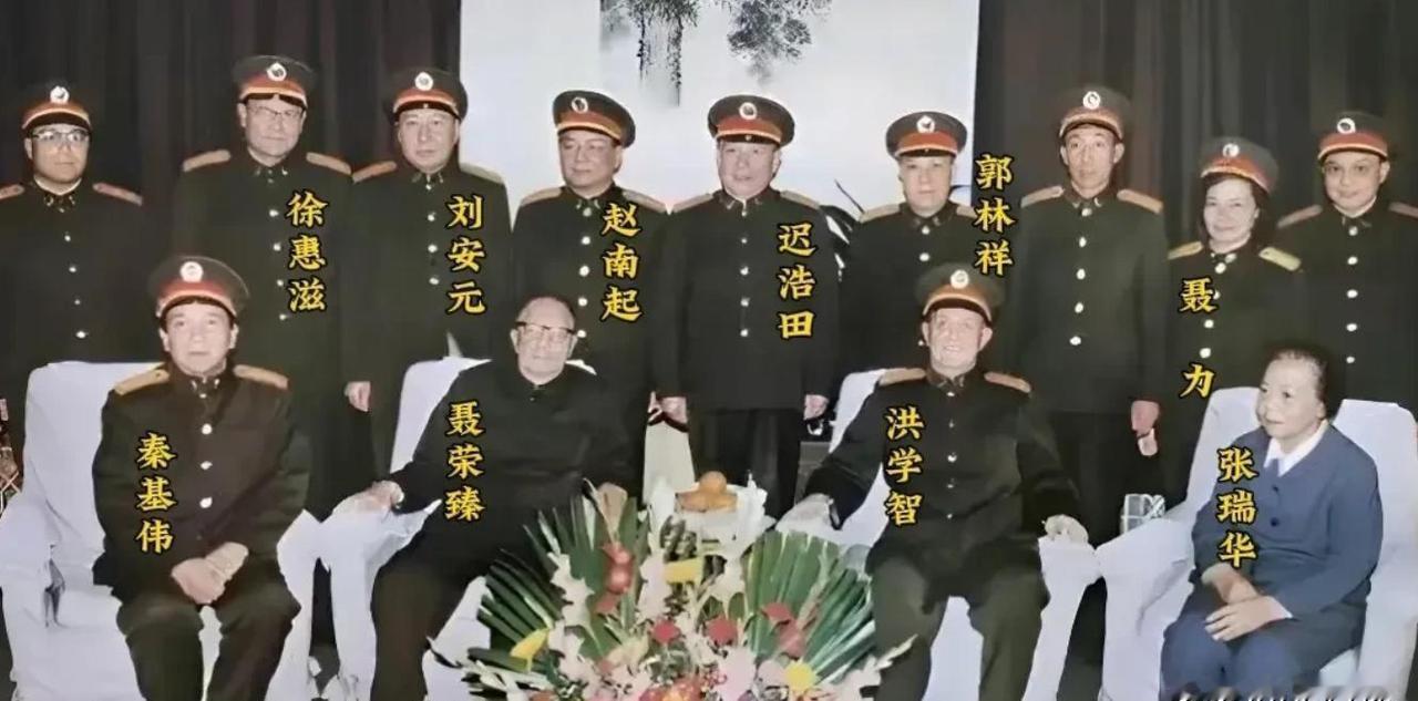 1989年聂荣臻元帅90岁大寿，解放军的老战友过来给他祝寿，留下了一张很贵合影，