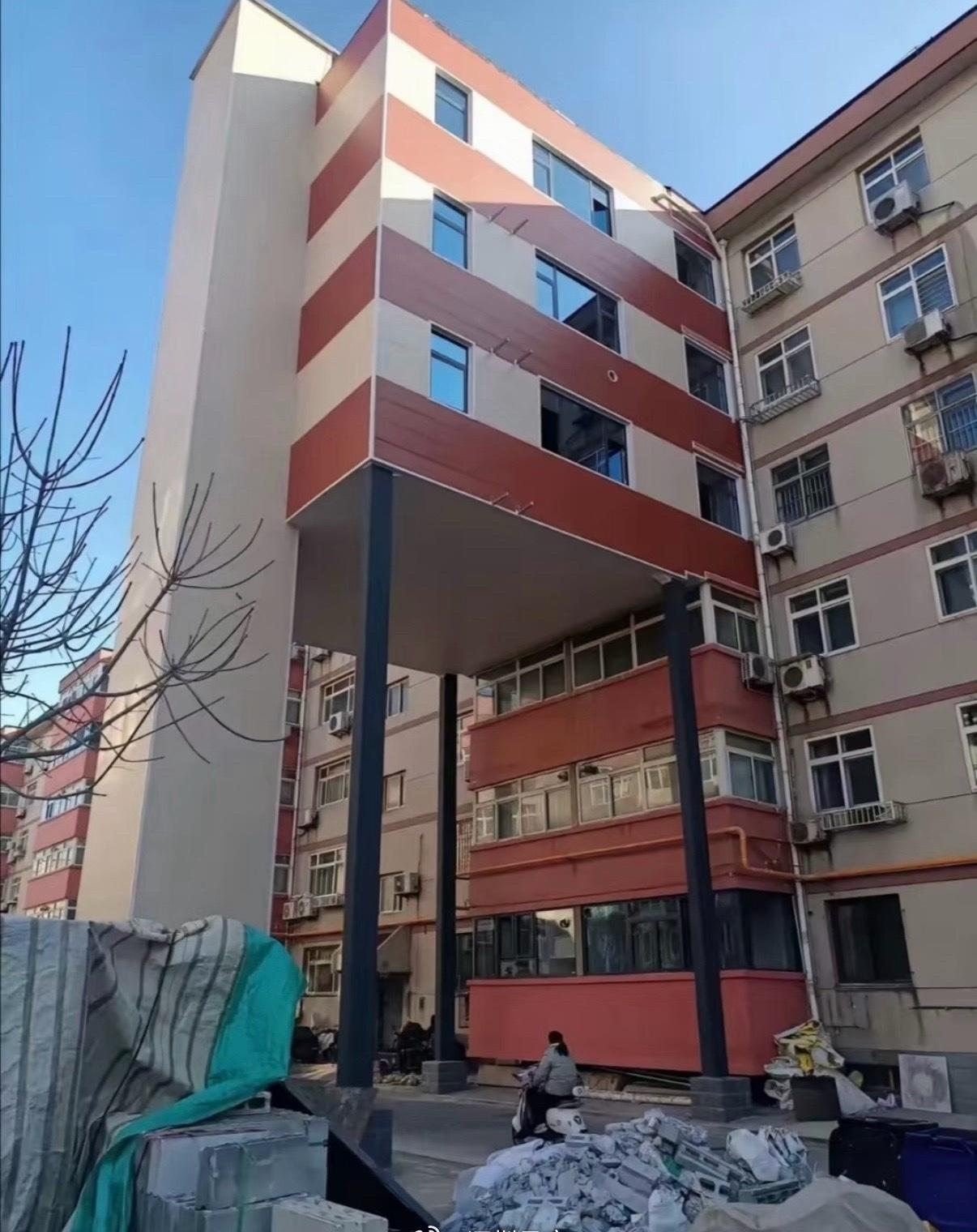 楼梯房加装电梯，一般2楼和3楼都不会装通道，但是采光和景观却被遮挡了，如果你是矮