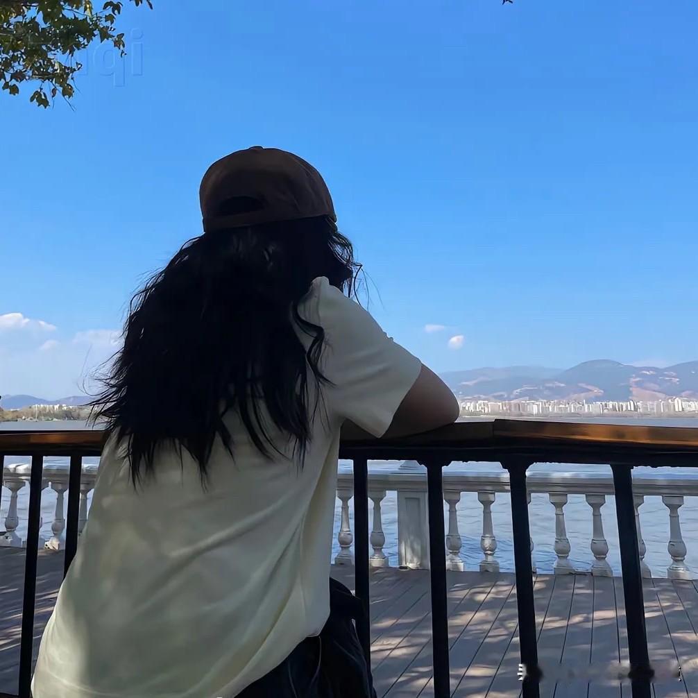 什么样的女人最傻就是你找了一个什么都没有的男人人，人不行，钱，钱没有，想