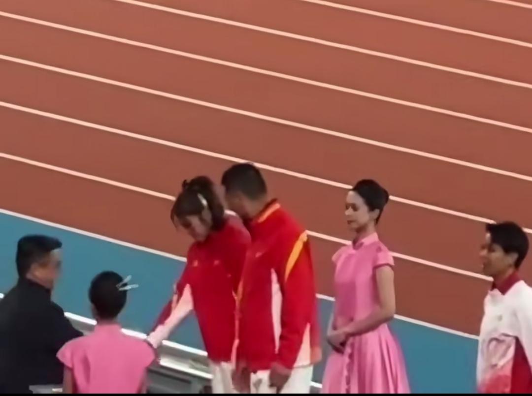 0.04秒惜败！吴艳妮全运摘银仰面落泪，带伤拼赛季最佳却自罚0分太戳人11